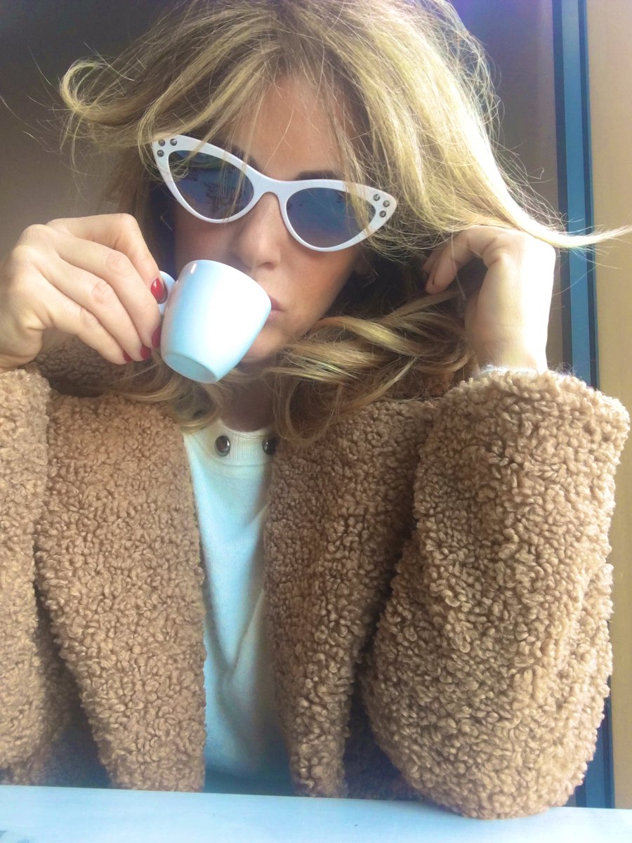 Ragazzi ho gli stessi occhiali di Wanda Nara. Posso restare?
