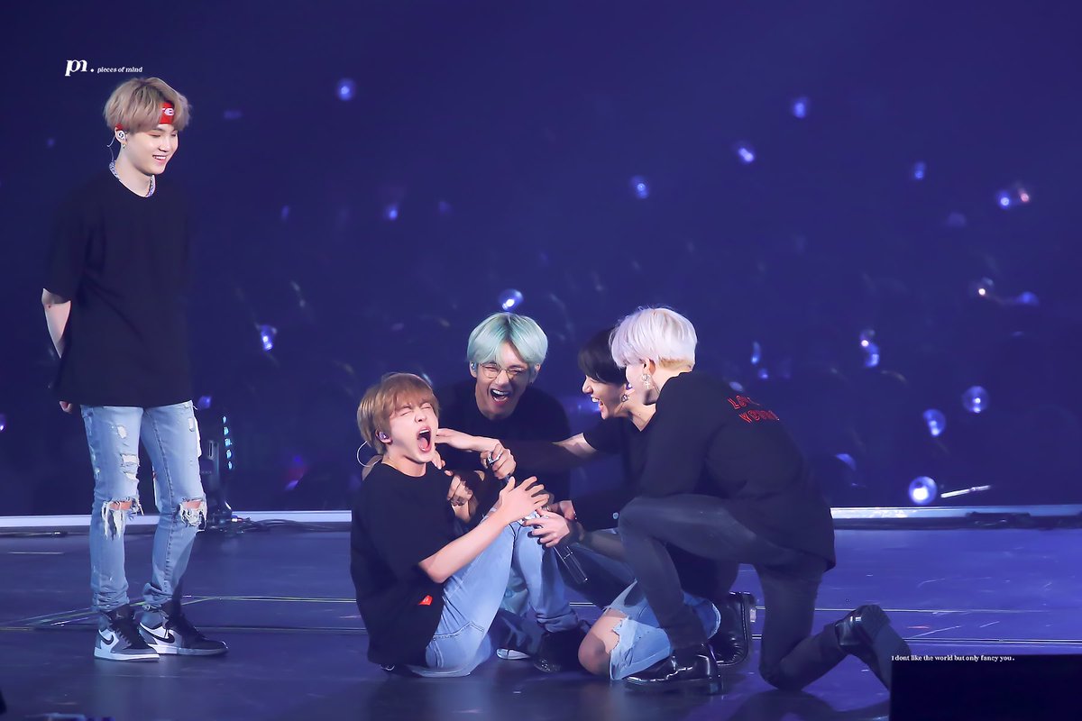 Jin BTS terlihat kesakitan setelah terjatuh saat konser Love Yourself di Fukuoka, Jepang pada Sabtu (16/2/2019) kemarin.