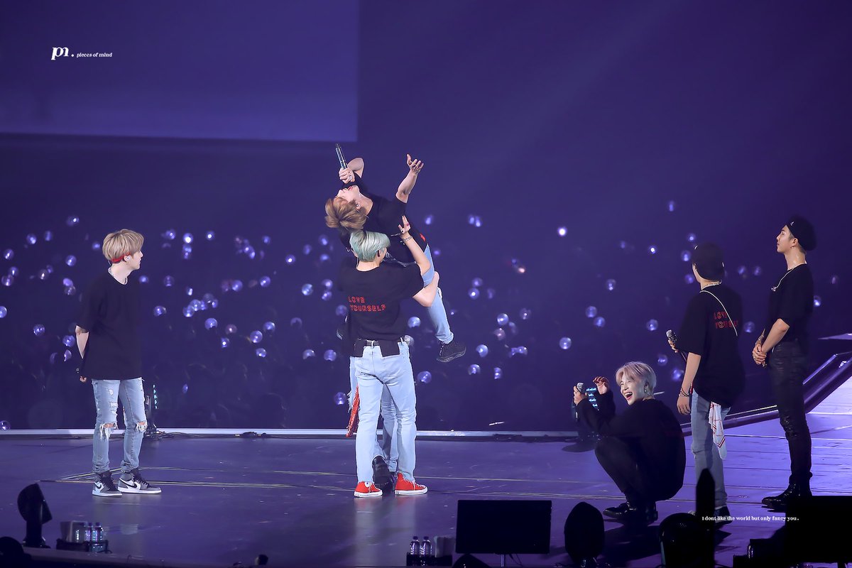 Jungkook dan V BTS mengangkat tubuh Jin saat menyapa para ARMY di konser Fukuoka pada Sabtu (16/2/2019).