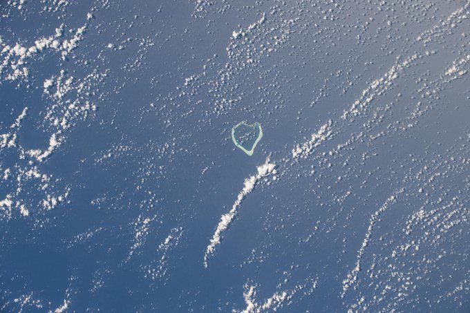 esa_es's tweet photo. #FelizSabado - Comenzamos el día recordando este atolón ❤️.
Imagen del astronauta de @esa @astro_paolo #EarthBeMine https://t.co/kAv76uGbqr