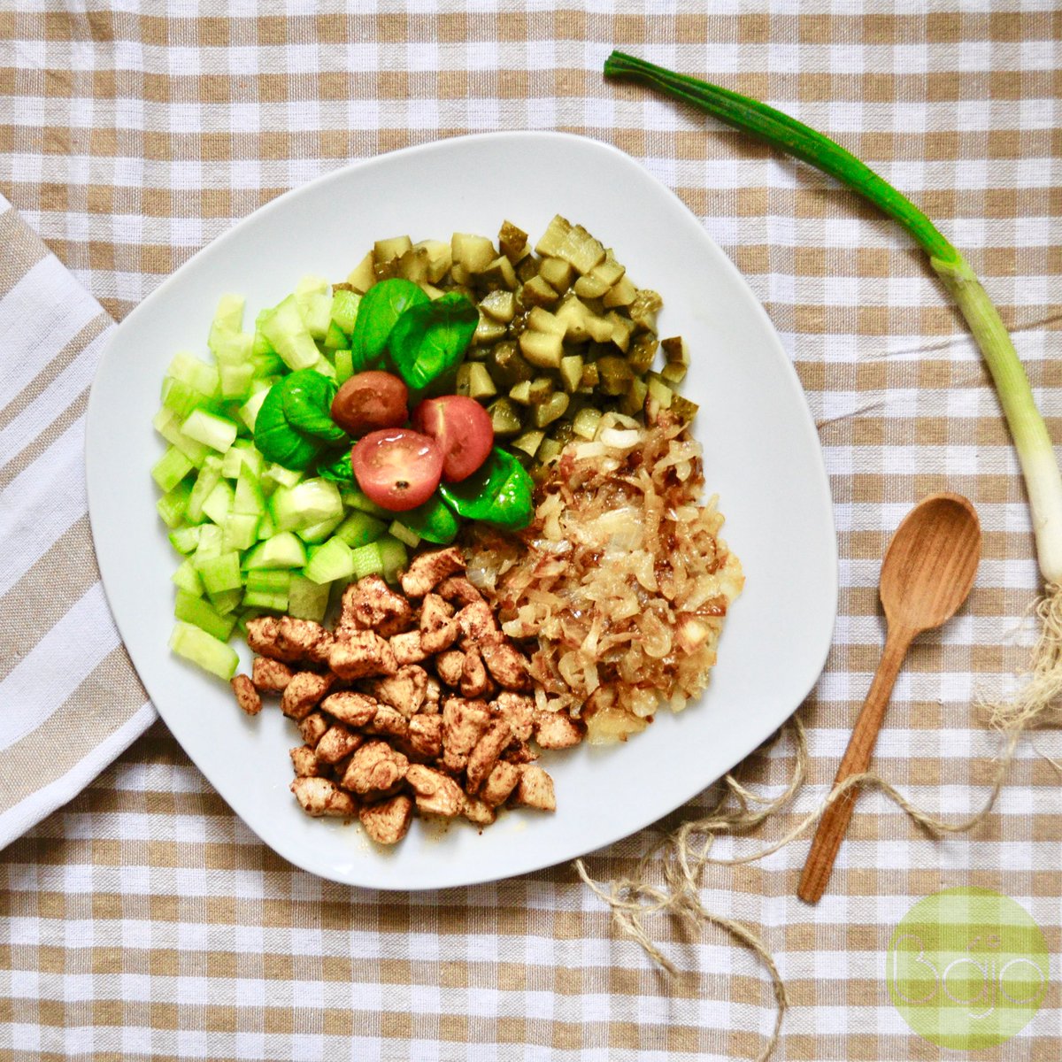 BajoCooking's tweet photo. Salad with chicken meat and caramelized onion 🥒🍗🥒
.
.
.
.
#salad #lunch #healthy #healthyme #healthyyou #healthyfood #cocumber #pickles #onion #homemade #homemadefood #homemadeisbest #homemadewithlove #food #foodpic #foodart #foodgasm #lowcarb #foodblogger #foodblog #cooking https://t.co/a4q3WdiYZe