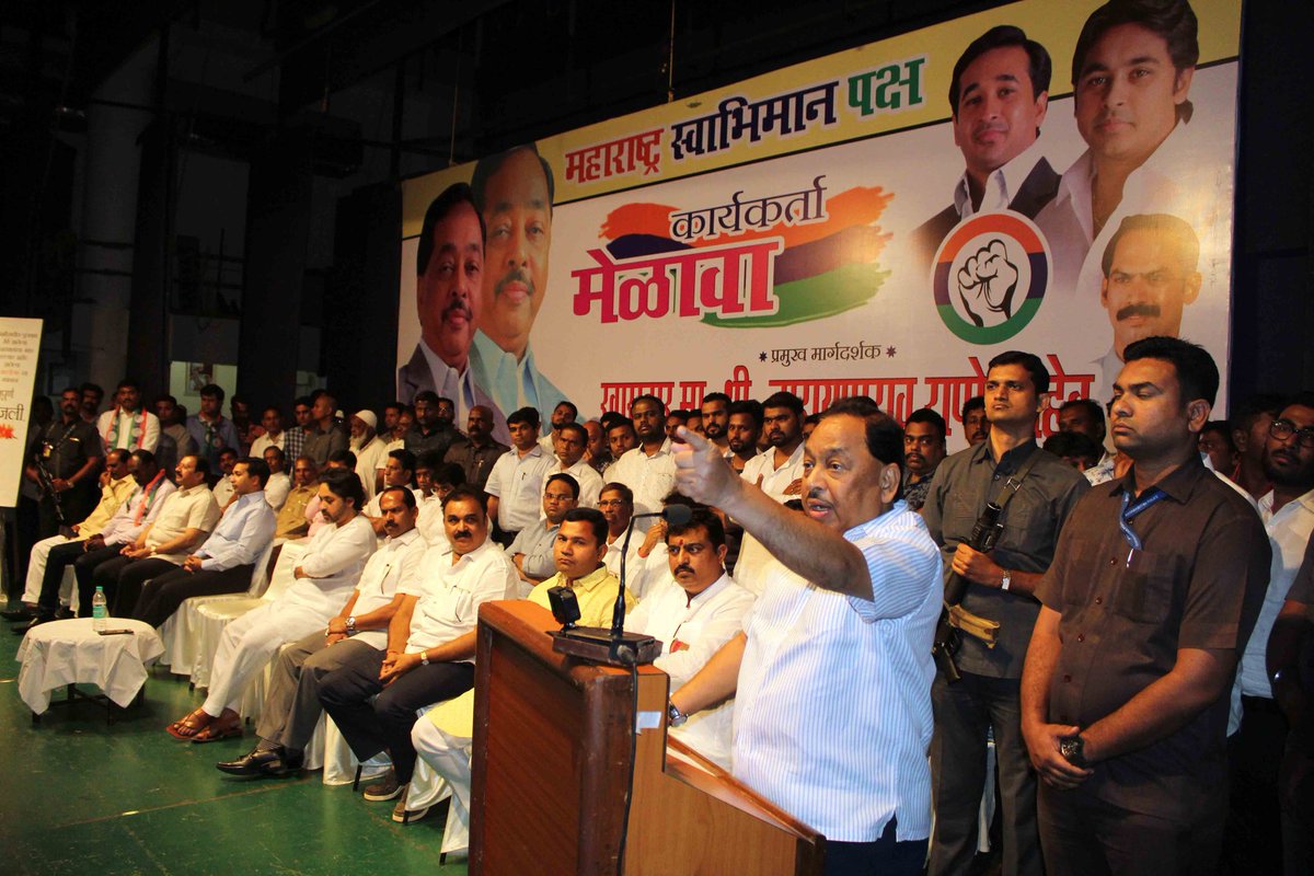 MSwabhimanPaksh's tweet photo. मुंबईच्या, मराठी माणसाच्या जीवावर शिवसेना मोठी झाली. गेल्या ५२ वर्षापासून मुंबईकर आणि मराठी माणसाच्या जीवावर शिवसेनेने राजकारण केले. मग राज्यात मराठी टक्का १८ वर का आला? मराठी माणसाच्या दुरवस्थेला शिवसेनाच कारणीभूत असून येत्या निवडणुकीत शिवसेनेला धडा शिकवा. @MeNarayanRane https://t.co/wp1aTc28Tl
