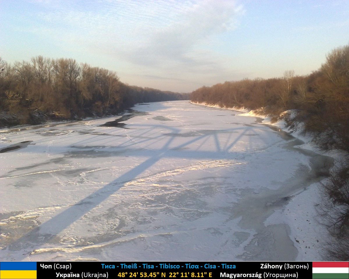 Pillandia's tweet photo. Frozen river marking the international border between Hungary ( #Zahony ) and Ukraine ( #Chop ) in 2012.
https://t.co/zgK0KVl5Tv
#Riigipiir #Tisa #Tisza #Ice #WinterIceBreak #Grenze # https://t.co/qABkx2aS8x