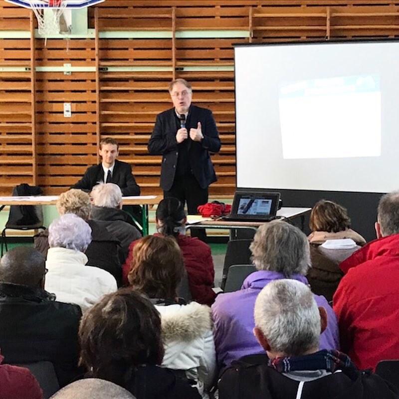 #Chenôve 🗣Ce matin les #élus et les cheneveliers du #quartier Bazin Ferry Ateliers se rencontrent au Gymnase Ferry afin d’échanger et de dialoguer ! 👉🏻 Retrouver le calendrier complet des réunions, visites et permanences de quartier sur ville-chenôve.fr !