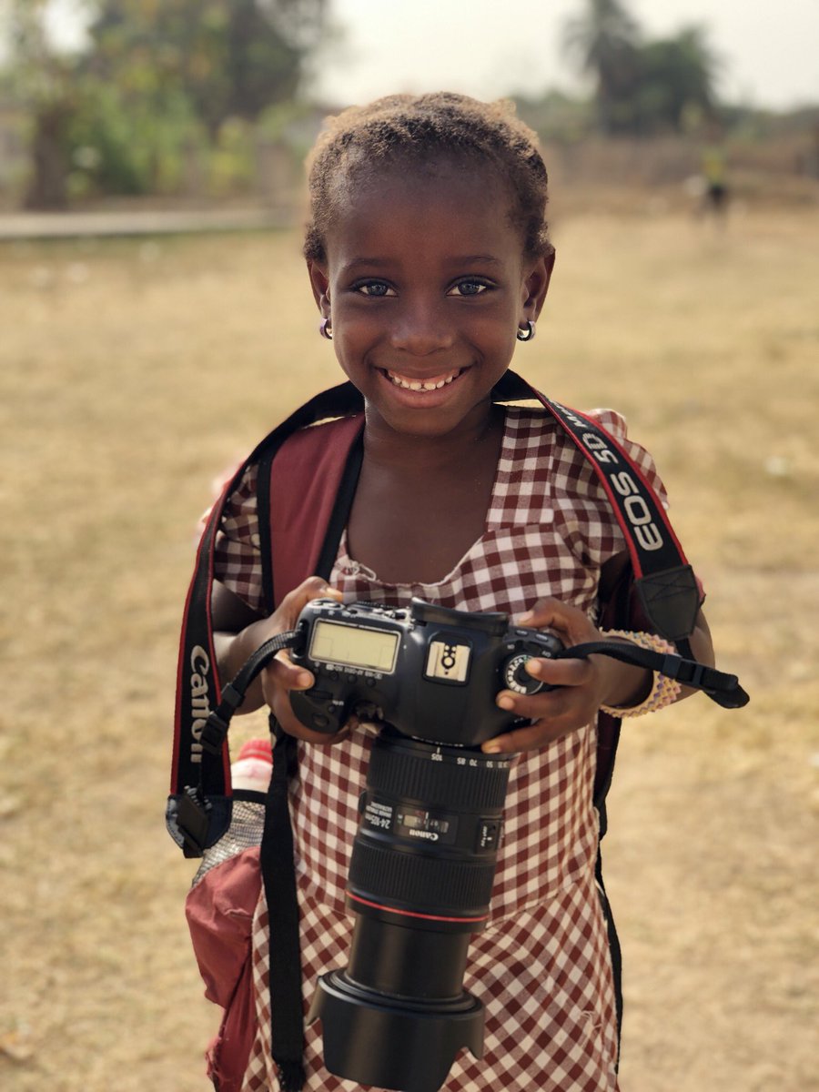 Je vous présente mon assistante, Matogoma, CP1, Mankono. 
Je vous laisse remarquer quand même que l'appareil est plus lourd qu'elle.
Mais ça n'enlève rien au poids de son talent. 😉

#Beyondthepicture