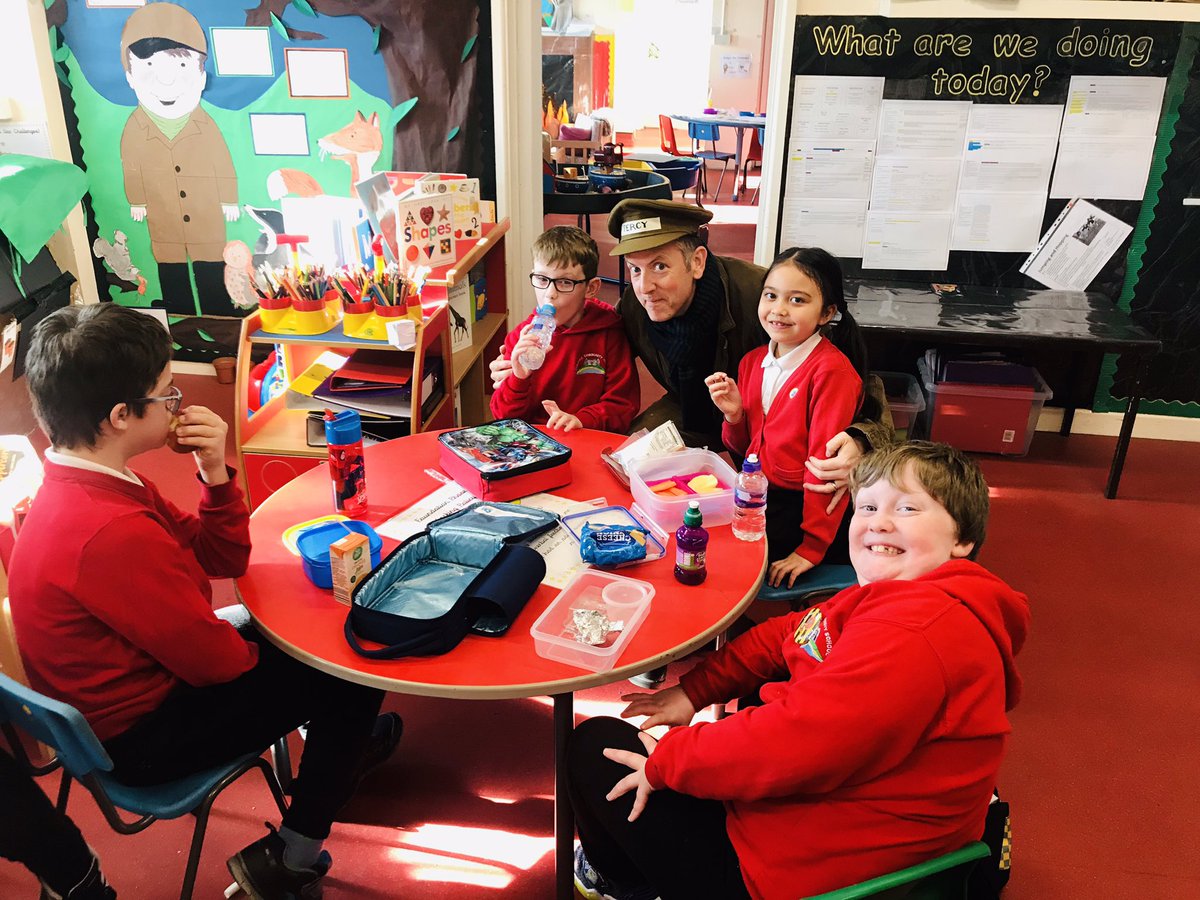BubsyTownhill's tweet photo. Infant STF had a nice surprise when Percy the Park Keeper made a return visit to share his lunchtime with the children as they ate their sandwiches! #THCstf #THCtopic #percyparkkeeper https://t.co/wkCkSKP8ip