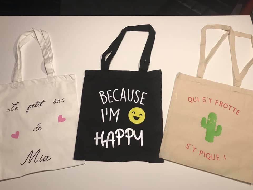 AmourBouille's tweet photo. Qui n’a pas encore son #totebag ??
Personnalisez le votre sur https://t.co/XhkxjKDVn6 parmi un large choix de couleurs et de texte ! 
#perso #sac #bio #couleurs https://t.co/HgRV7dIrmt