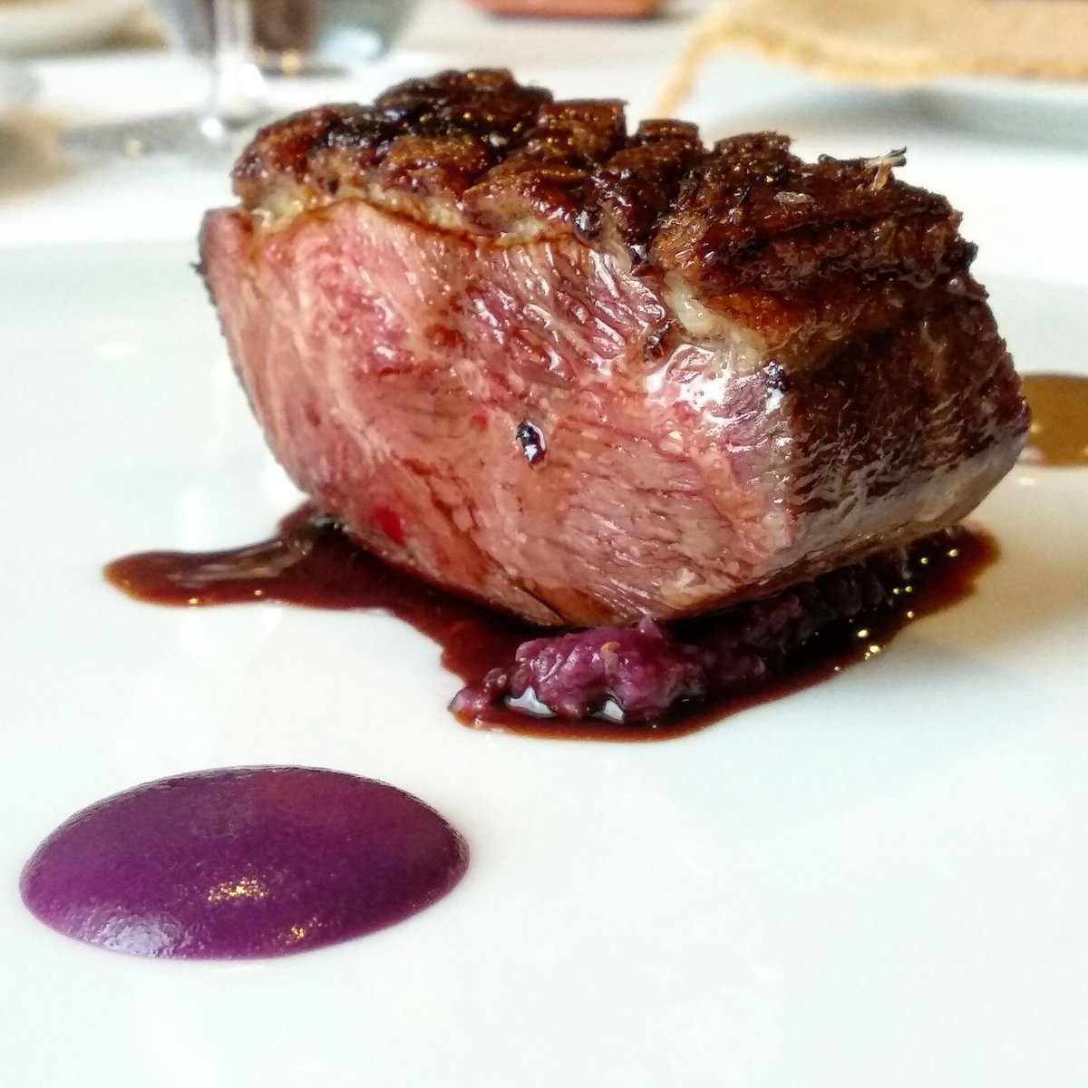 Més mossegades golafres al <a href="/saobcn/">Restaurant Saó BCN</a> , el magret amb coulis de lombarda i encara el més divertit coulis de panfigol (pa de figues). Visca Alacant.