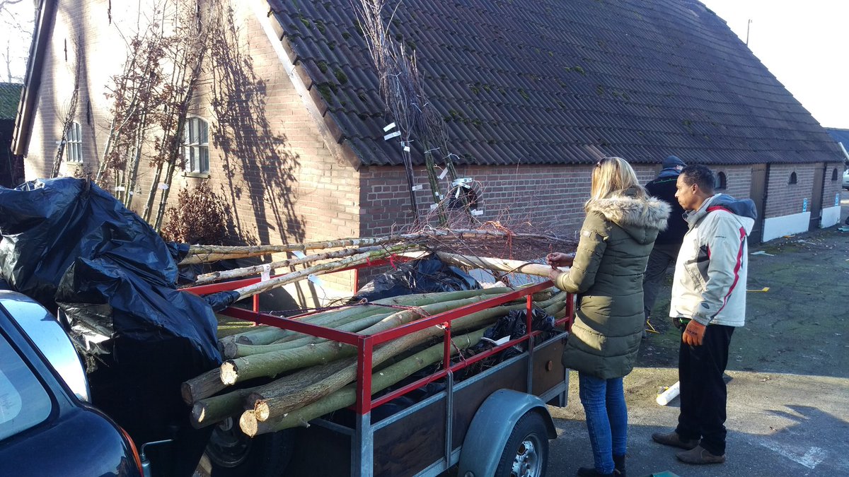 robertkeizerlbg's tweet photo. Wagens volgeladen met bosplantsoen, hoogstamfruitbomen , laanbomen en knotstaken verlaten het erf van #museumboerderij de grote Glind tweede uitdeeldag #DIHG @BarneveldInfo @SLGelderland https://t.co/7bQzoxzgKH