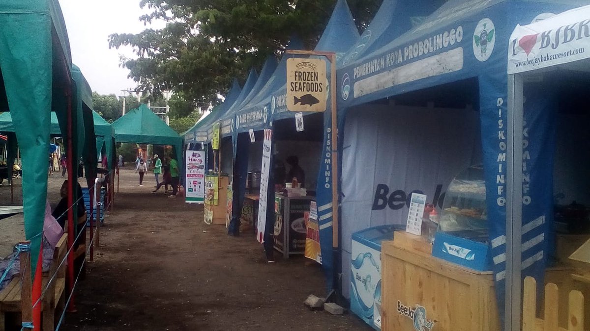 beejay_chef's tweet photo. Suasana stand @beejaychef di acara bazar @beejaybakauresort . Yang belum dateng, di tunggu besok ya di stand kami. .. 
BESOH HARI TERAKHIR GUYS... Kuy ke stand @beejaychef Di BJBR Probolinggo #beejaybakauresort #bkm #probolinggojeh #infoprobolinggo #kuliner #kulinersehat https://t.co/DQ4TZGwMaz