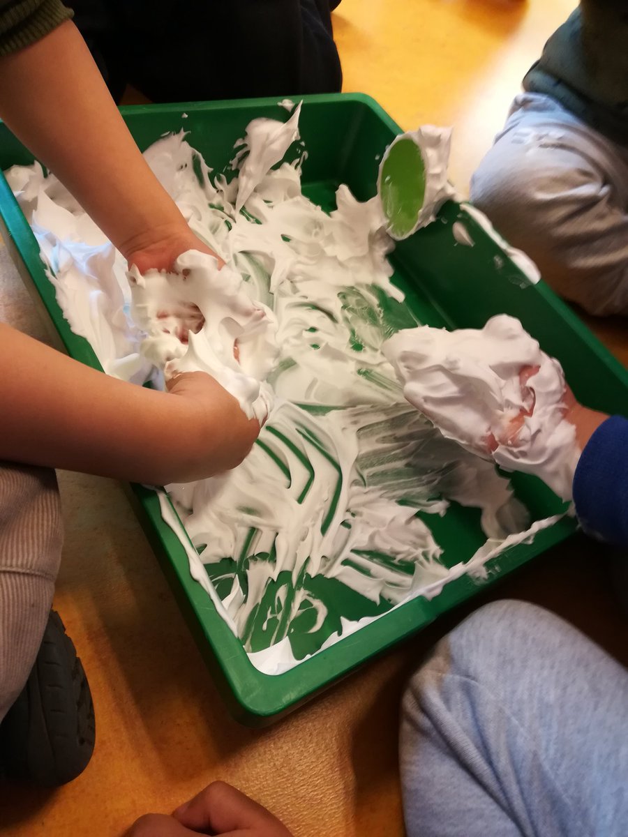 Melaniagc97's tweet photo. Buscamos círculos de colores en espuma de afeitar.
#MonstruoDeColores @Novaschool_es #MálagaCentro @SilviaPalomoCis https://t.co/eCBhk2gJyv