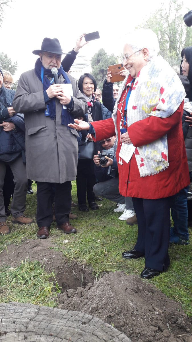 Focolare_org's tweet photo. ULTIMI GIORNI A GERUSALEMME
Il Consiglio generale dei #Focolari ha incontrato P.Pierbattista Pizzaballa. Poi la visita al Calvario il Cenacolo e la Scaletta. Maria Voce ha posto una medaglietta nel terreno dove sorgerà il Centro per l'unità e la pace - #Gerusalemme
#focolaremedia https://t.co/zogvAQzl4H