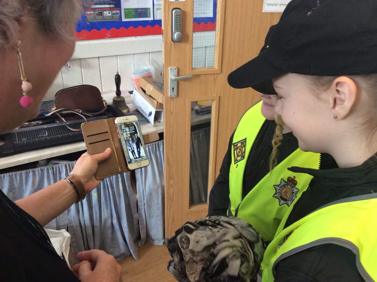 PFPSHeddluBach's tweet photo. @fcwpa’s &amp; @gpinspaokeefe @HeddluBach are pleased to confirm a resolution to the ‘Case of the Missing Scarf.’🧣 Returned to the rightful owner with evidence of ownership presented. 😂#minipolicemasterclass 🙌🏻#topdetectives #powerofsocialmedia https://t.co/Sf0WlvF3ck