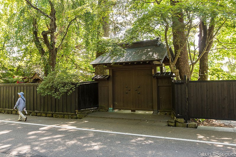 El barrio de los samuráis de Kakunodate es probablemente uno de los distritos de samuráis mejor conservados de todo Japón. Aquí podemos ver antiguas casas de samuráis y de mercaderes del periodo de Edo, ¡un auténtico paseo por la historia de Japón! japonismo.com/blog/viajar-a-…