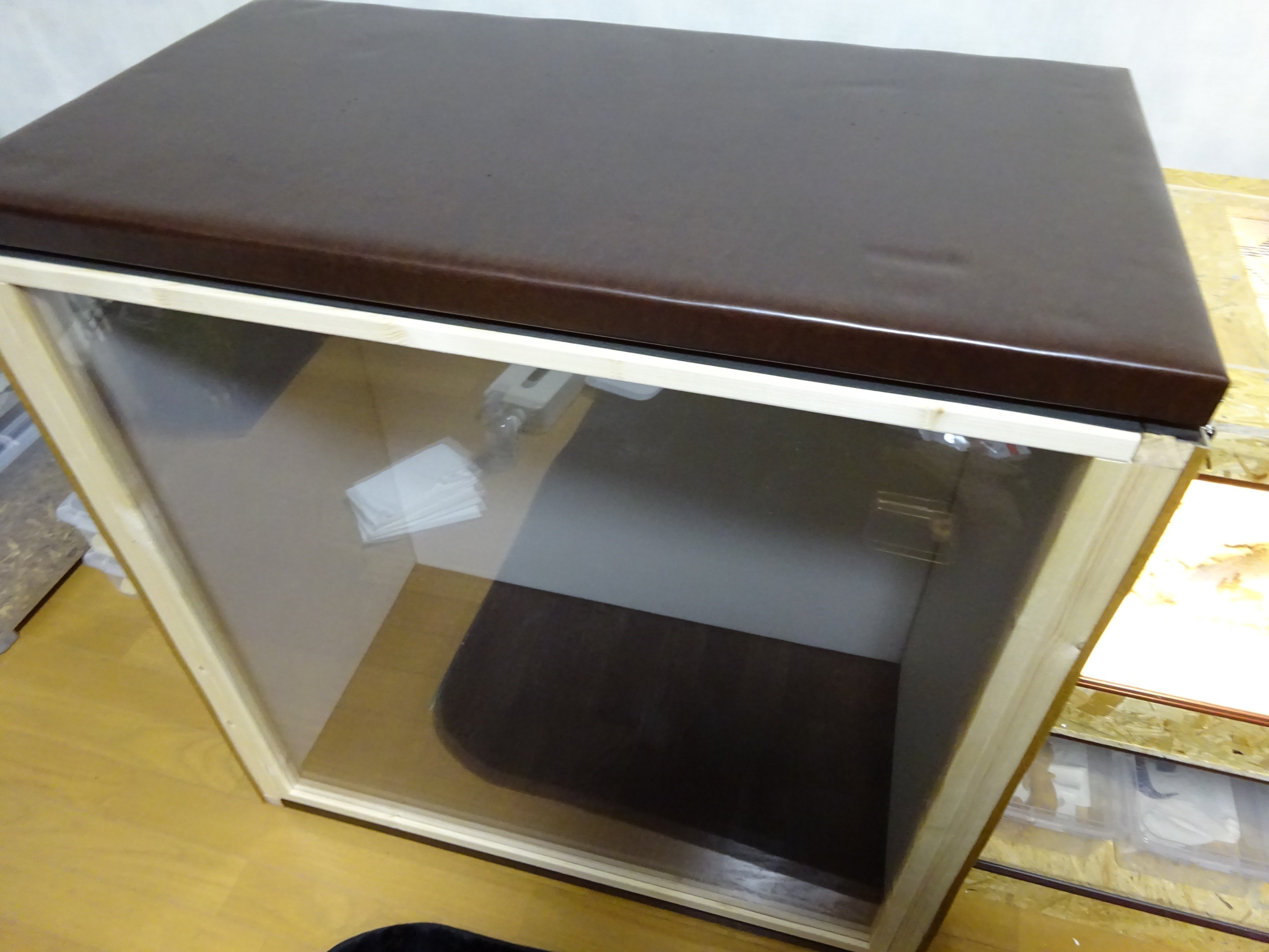 تويتر ずる休み على تويتر 自作スタイロ温室が結露してしまうのでシート屋のいとこに作ってもらった ありがとう アクリル2重だから結露しないゾ コード穴もカッコいい ー 自作温室 レオパ 爬虫類 T Co Nxq9tqvzrf