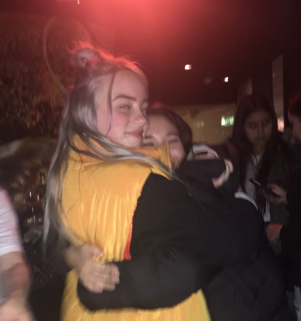 Msakaiii's tweet photo. Billie Eilish hugs🖤 https://t.co/EkkB6UZOO9
