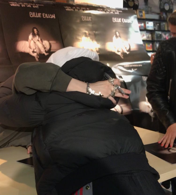 Msakaiii's tweet photo. Billie Eilish hugs🖤 https://t.co/EkkB6UZOO9