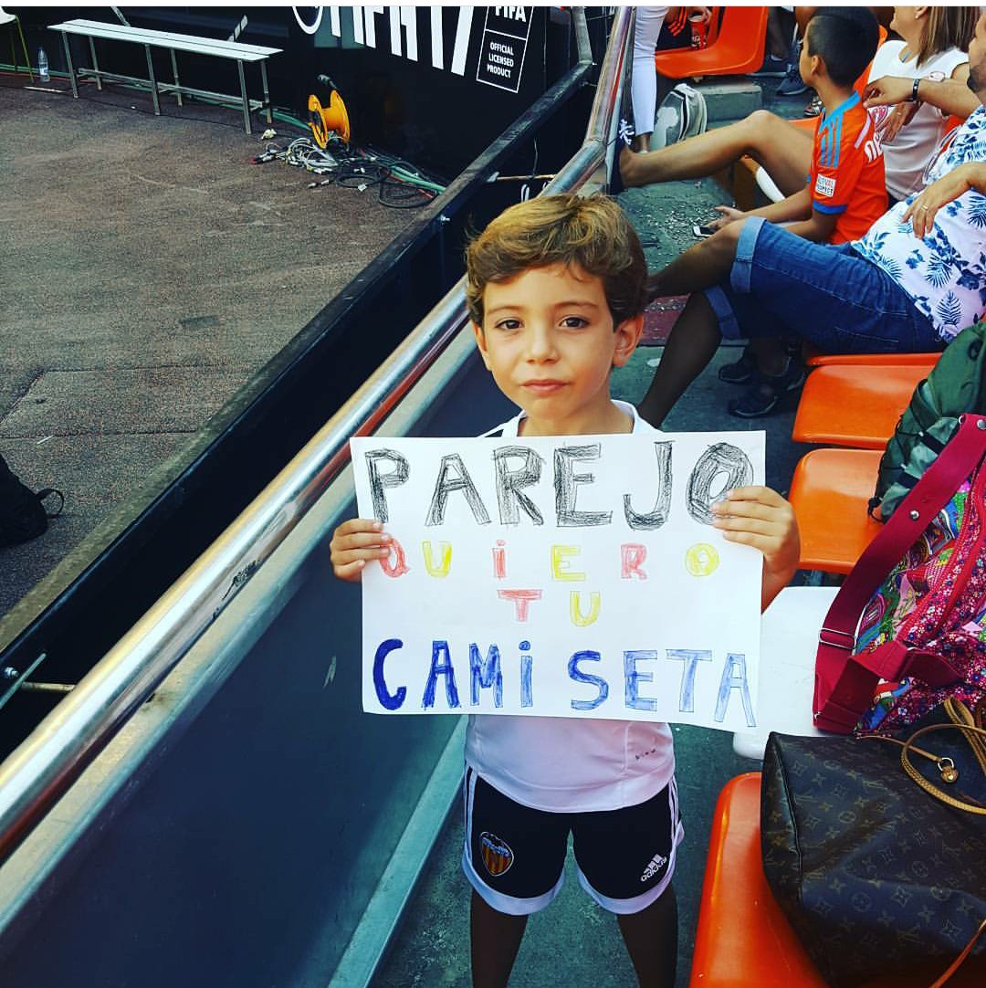 a6Rosa's tweet photo. Hola @DaniParejo mira es Adrián y sueña con tu Camiseta(desde el 1°día que fue a Mestalla a Animar al @valenciacf) Hazle cumplir su Sueño 🙏. #Capitán #10DP https://t.co/G7az53X7bm