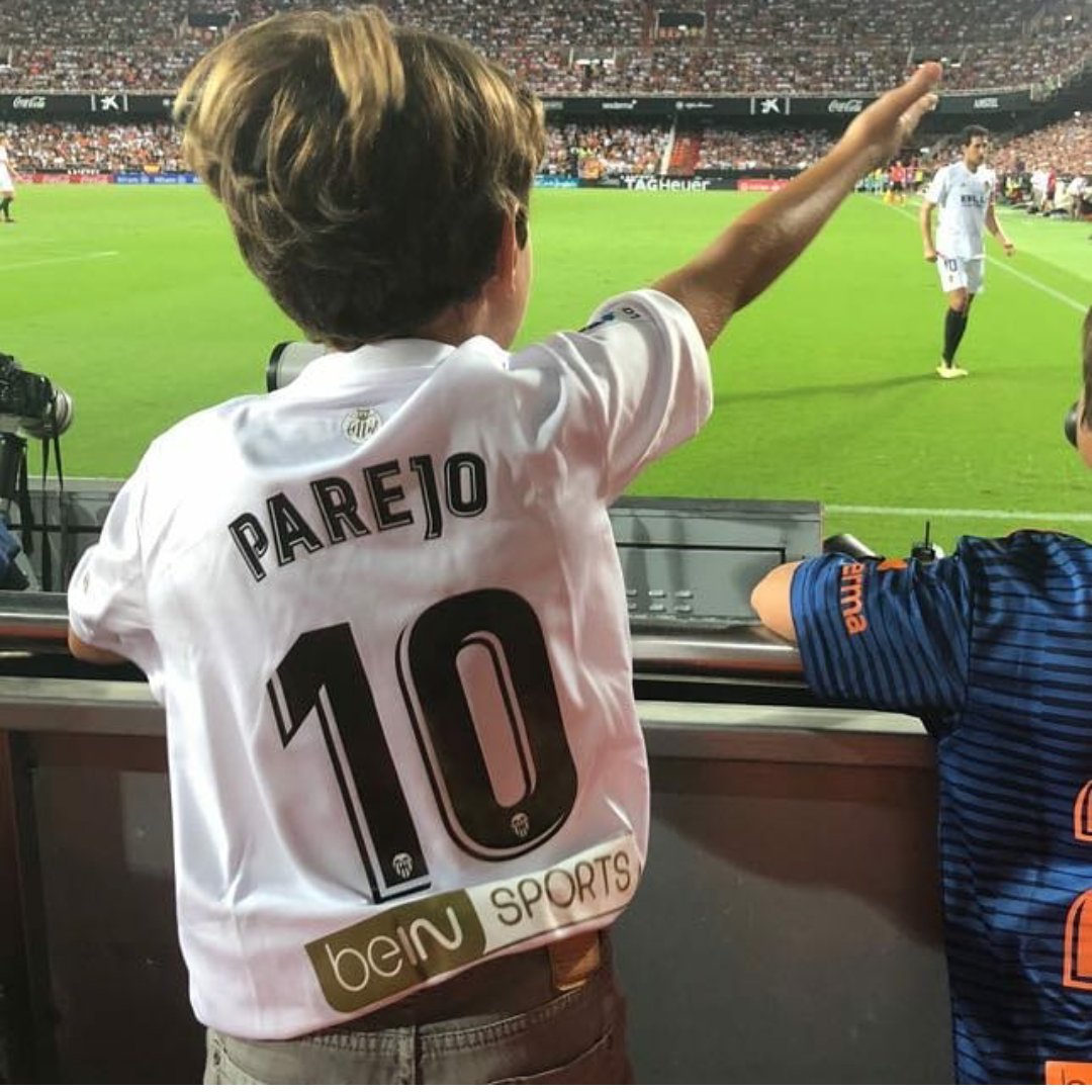 a6Rosa's tweet photo. Hola @DaniParejo mira es Adrián y sueña con tu Camiseta(desde el 1°día que fue a Mestalla a Animar al @valenciacf) Hazle cumplir su Sueño 🙏. #Capitán #10DP https://t.co/G7az53X7bm