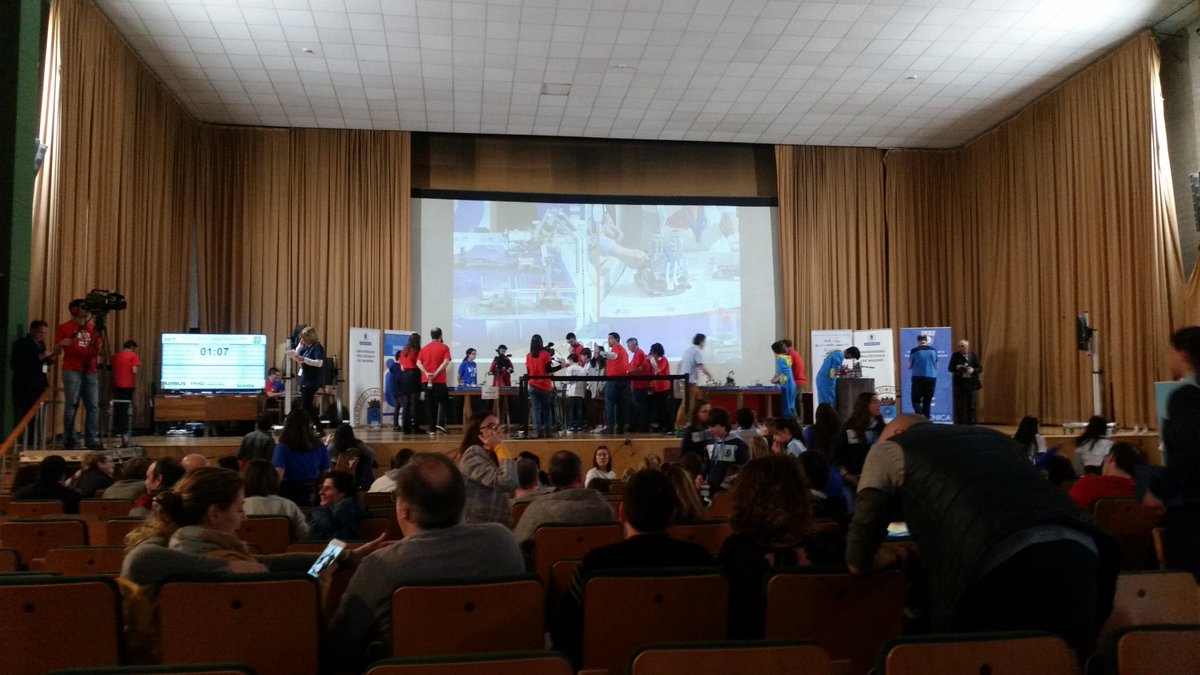 ATC_SkyClear's tweet image. #morethanrobots #FLLUPM Los Svensons lo parten con su robot FOFO !!!