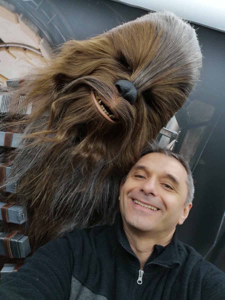 CarlierJeanphi's tweet photo. #mystarwarsmoment épisode 4 @DisneylandParis la libération de la force merci #chewbacca #chewie https://t.co/viCzLTsCl3