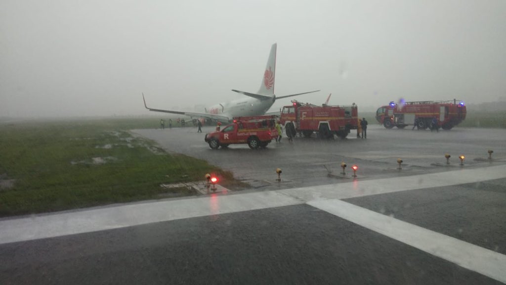 JetForum's tweet image. Lion Air B737-800 overshot the end of runway landing at Pontianak Airport