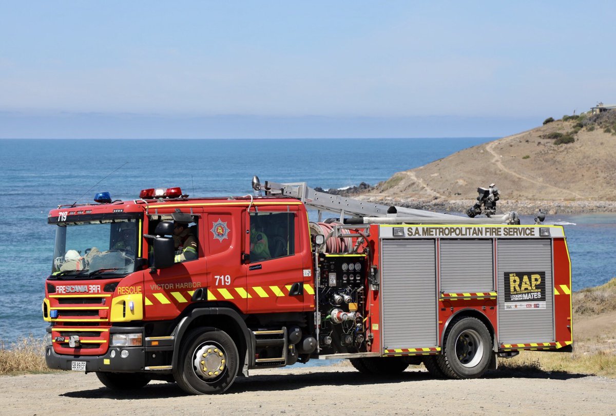 Victor Harbor @SA_MFS new Rescue Pumper posing by the ocean #samfs #fireengine #firefighting #fleurieupeninsula #southaustralua #scania #perfectday #sunandsea