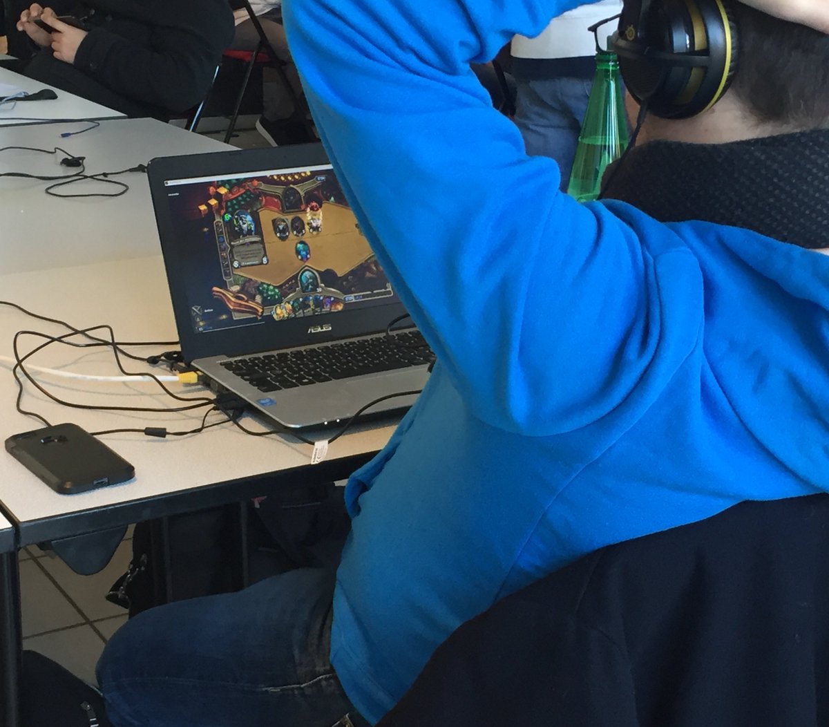 TEGP86's tweet photo. 🎮Pendant que les joueurs #Hearthstone se concentrent, les phases de pool se terminent pour #Splatoon2 !
Ils s’affrontent tous pour remporter l’un des écrans offerts par notre partenaire @AOC_Moniteurs & @AOC_Gaming 👊💪
#TEGP https://t.co/GFsozE6KLy