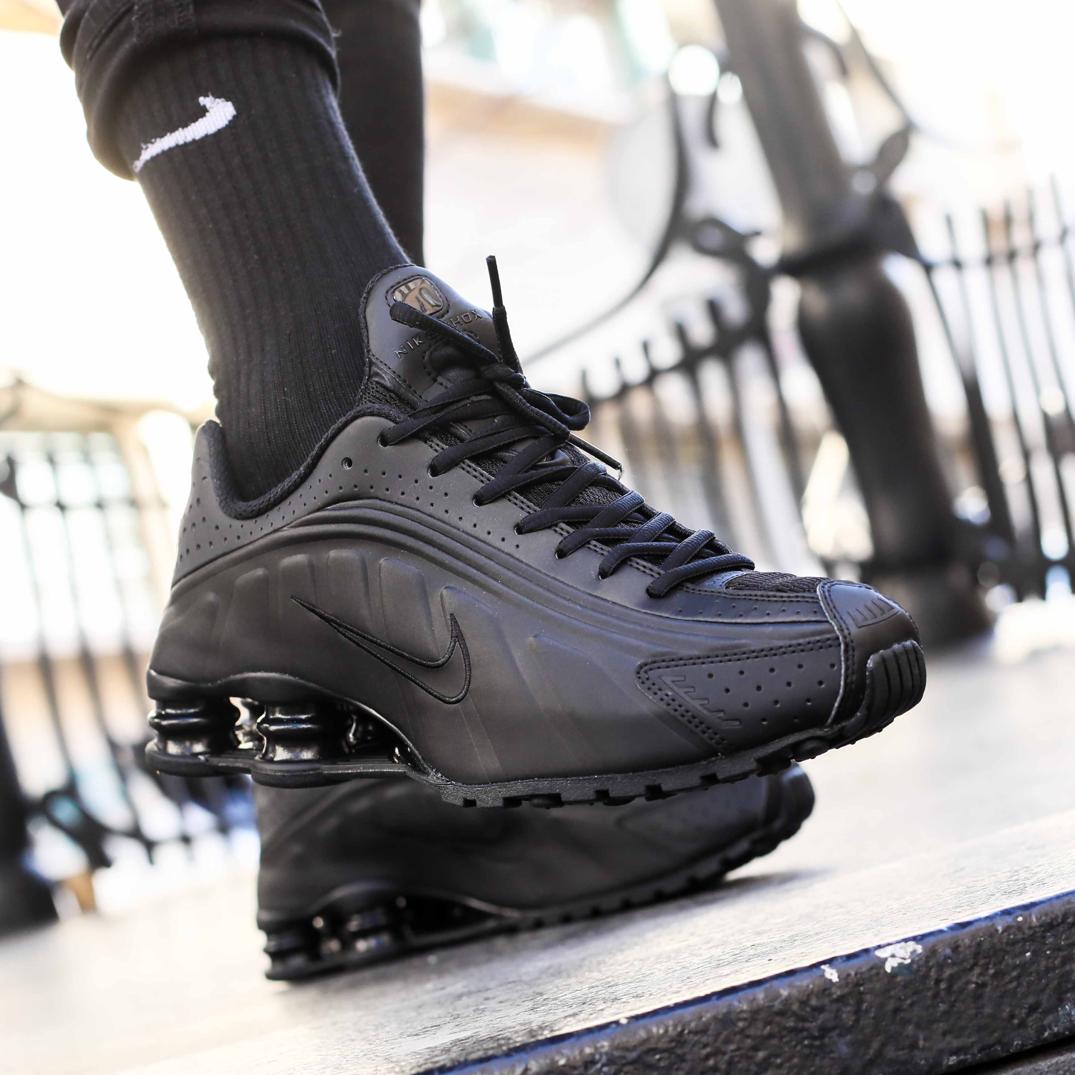 Nike shox black r4 deals