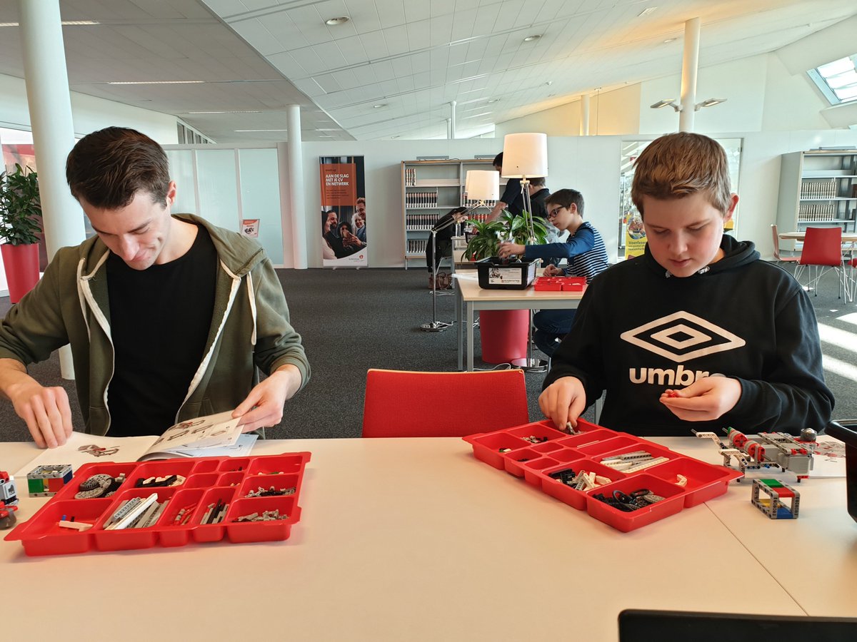 CoderdojoH's tweet image. Wij zijn bijna klaar voor de 29e dojo! Tot straks! @bibliotheekhp #Helmond #legomindstorms #programmerenkunjeleren
