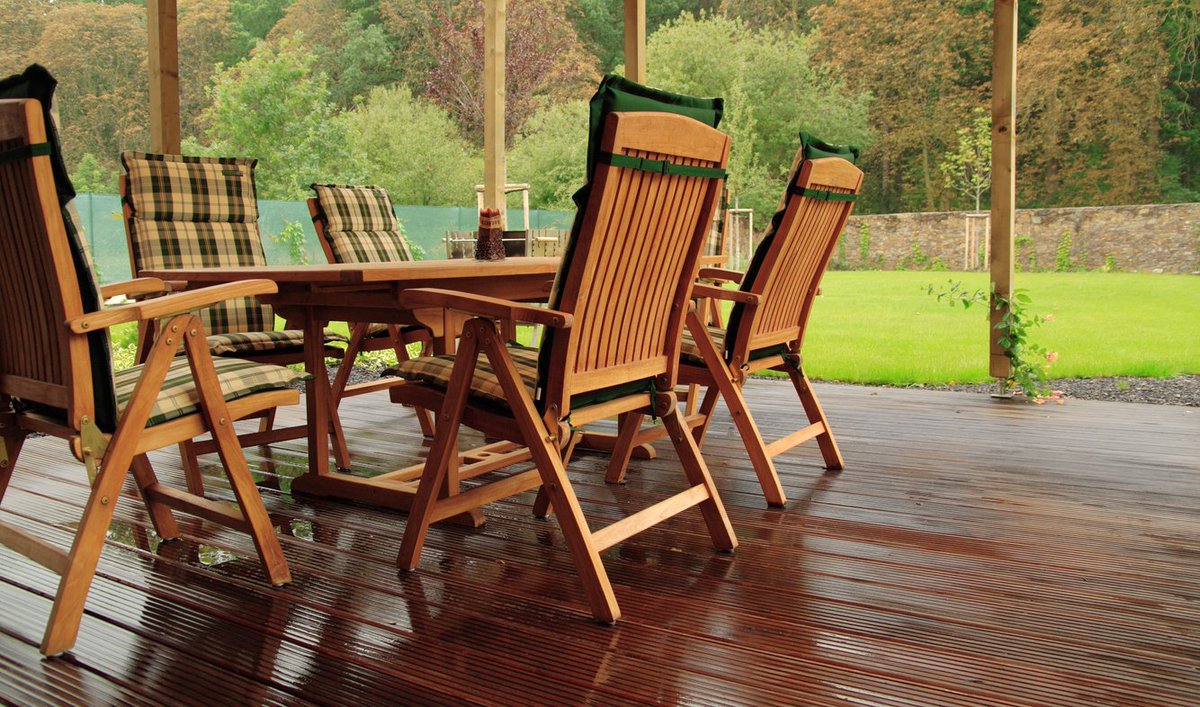 There are many advantages to using #LunaComp in replacement of traditional #decking. For starters it's wear resistant, low slip, low maintenance and #splinterfree: ow.ly/1pp230njLS8