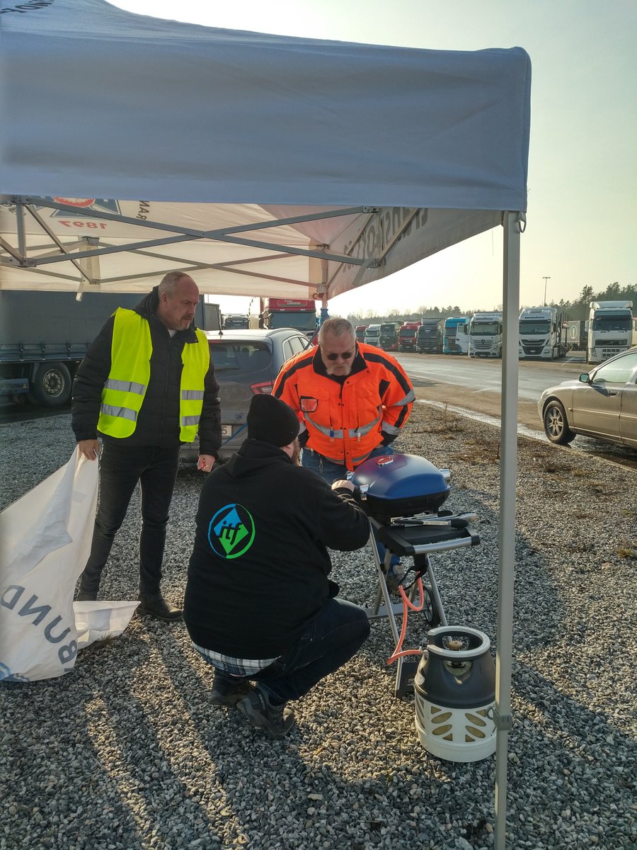 Out on the road with Swedish Transport Union STF, setting up a BBQ for drivers at a busy Truckstop in örebro. #ITFRoad @TransportFacket