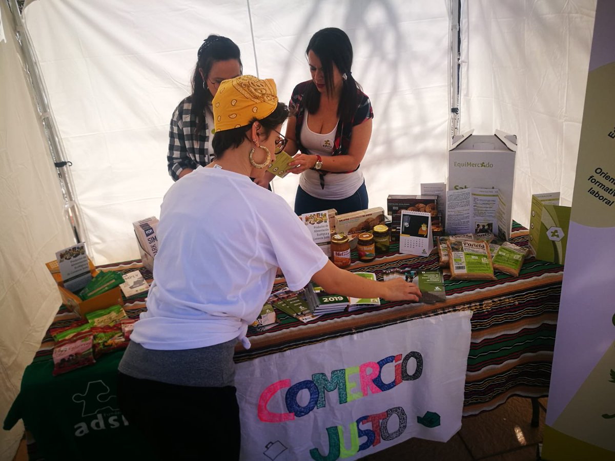 AdsisCanarias's tweet photo. Ya lo sabes !!! Desde Fundación Adsis Canarias,con el Proyecto de Jóvenes al ritmo de rock&amp;roll ,estaremos promocionando el Comercio Justo en el Festival Vintage Bing Bang en Mogan.
@labrujulaocio https://t.co/pWKDiv9IaB