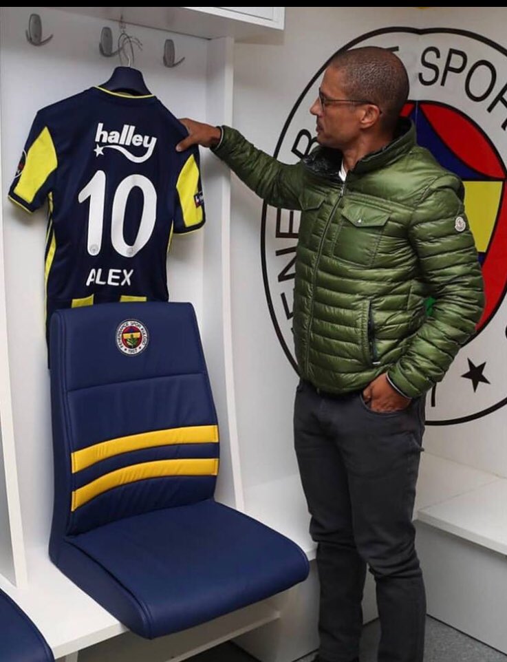 Bu akşam maça kaptan olarak çıksa ve pazubandını seromoni öncesi <a href="/1VolkanDEMIREL/">Volkan Demirel</a>’e devretse ne harika olur. ❤️❤️❤️ <a href="/Fenerbahce/">Fenerbahçe SK</a> <a href="/Alex10/">Alex de Souza</a>