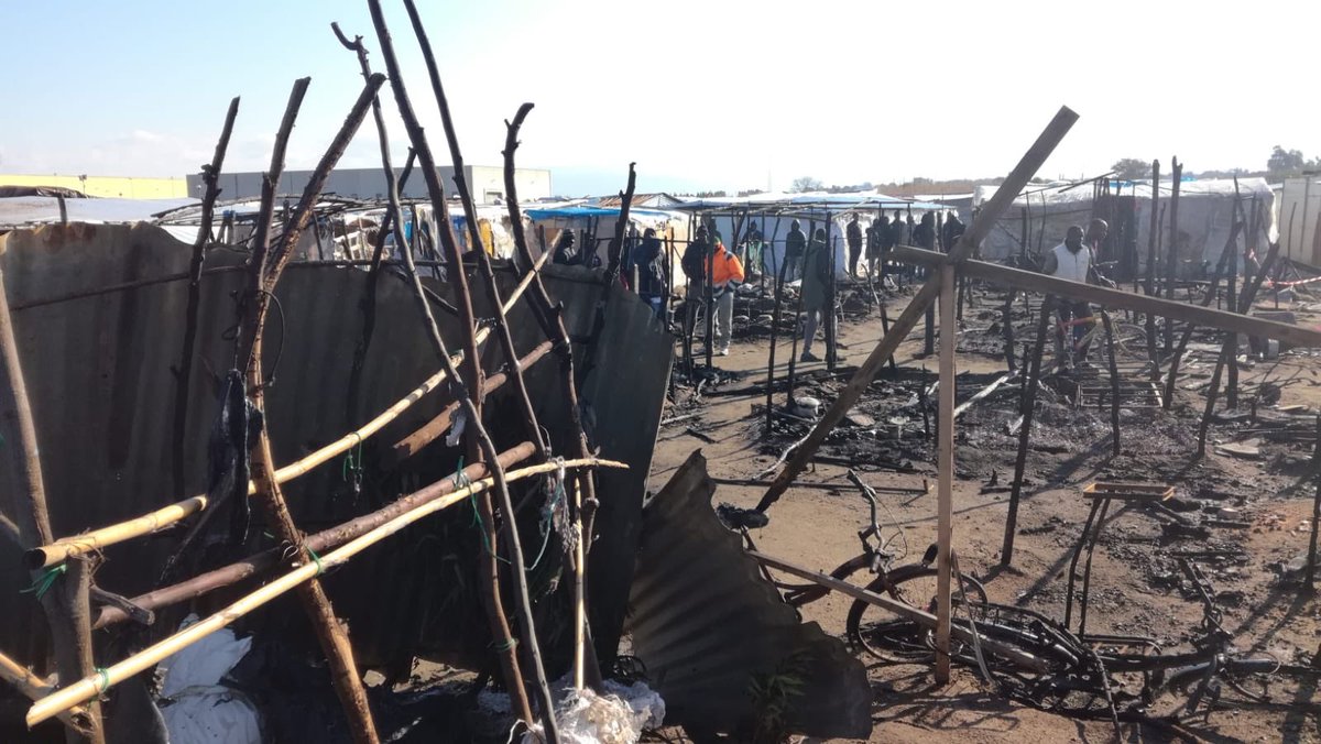 aboubakar_soum's tweet photo. #MoussaBa 28 anni morto tra le fiamme stanotte nella baraccopoli di #SanFerdinando. Cordoglio per i suoi familiari. Qui il contesto lavorativo e sociale parla di braccianti “invisibili” ghettizzati. Egregi Ministri del Lavoro e delle politiche agricole dove siete? https://t.co/dCvRsHtyvQ