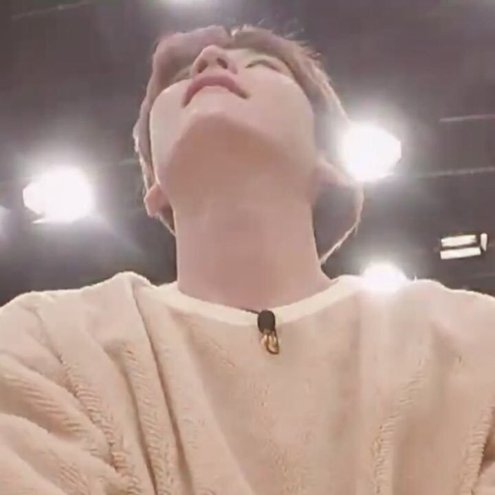 bxdpage's tweet photo. 엠티 날, 술 취해서 과대선배 무릎 베고 누웠다가 눈을 뜬 시야 https://t.co/bFK5FklCk3