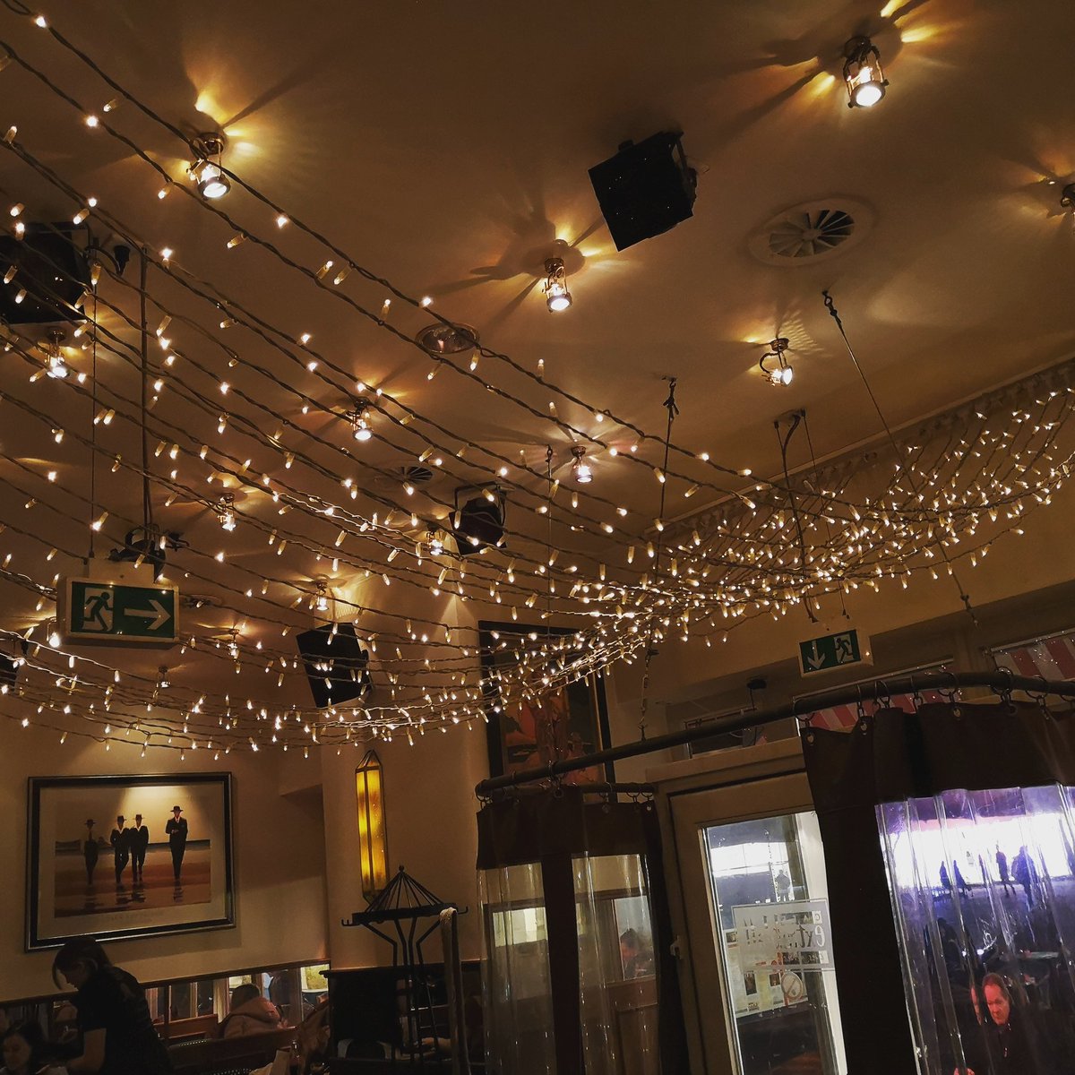 benkaadee's tweet photo. Stars sky 😉
#starssky #stars #led #cafe #extrablatt #cafeextrablatt #ambient #illumination #lights #ceiling https://t.co/7lBIdKsGsm