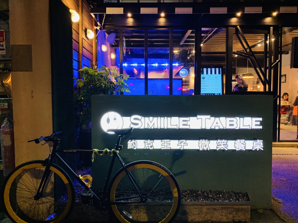 vicch1n's tweet photo. 騎單速車來民生社區跟剛成為附近鄰居的前同事吃飯,交換些業界八掛
前後閃燈同時沒電,還好沿路都很亮
#fixedgear #purefix https://t.co/zW9boYhIXK