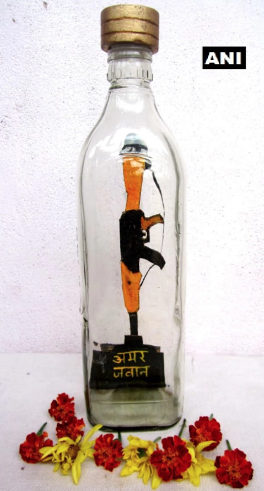 the quint on twitter live l eswar rao a bhubaneswar based artist has crafted a miniature of amar jawan in a bottle to pay tribute to the 40 crpf soldiers who lost amar jawan