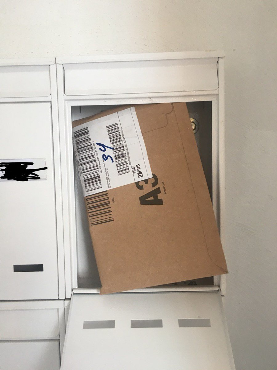 Schiraki's tweet photo. "Why do you send a flat drawing as a package?" Well because #dpd is not able to deliver something without ruining it.
Serious #dpd_de is it that hard? https://t.co/jhUduCuaqU