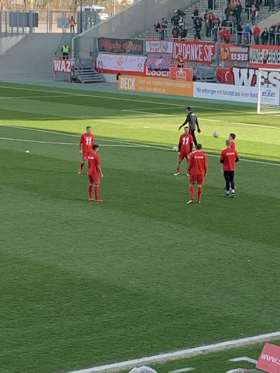 Die Spieler von <a href="/rot_weiss_essen/">Rot-Weiss Essen</a> wärmen sich in Harenbrock-Shirts auf.