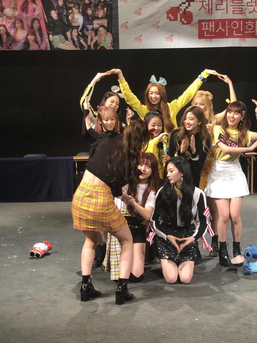 cherrykokoro1's tweet photo. 190216 여덟번째 팬사인회
Big hart from @cherrybullet
#체리블렛 #CherryBullet #BigHart https://t.co/79x7ZdFwxr