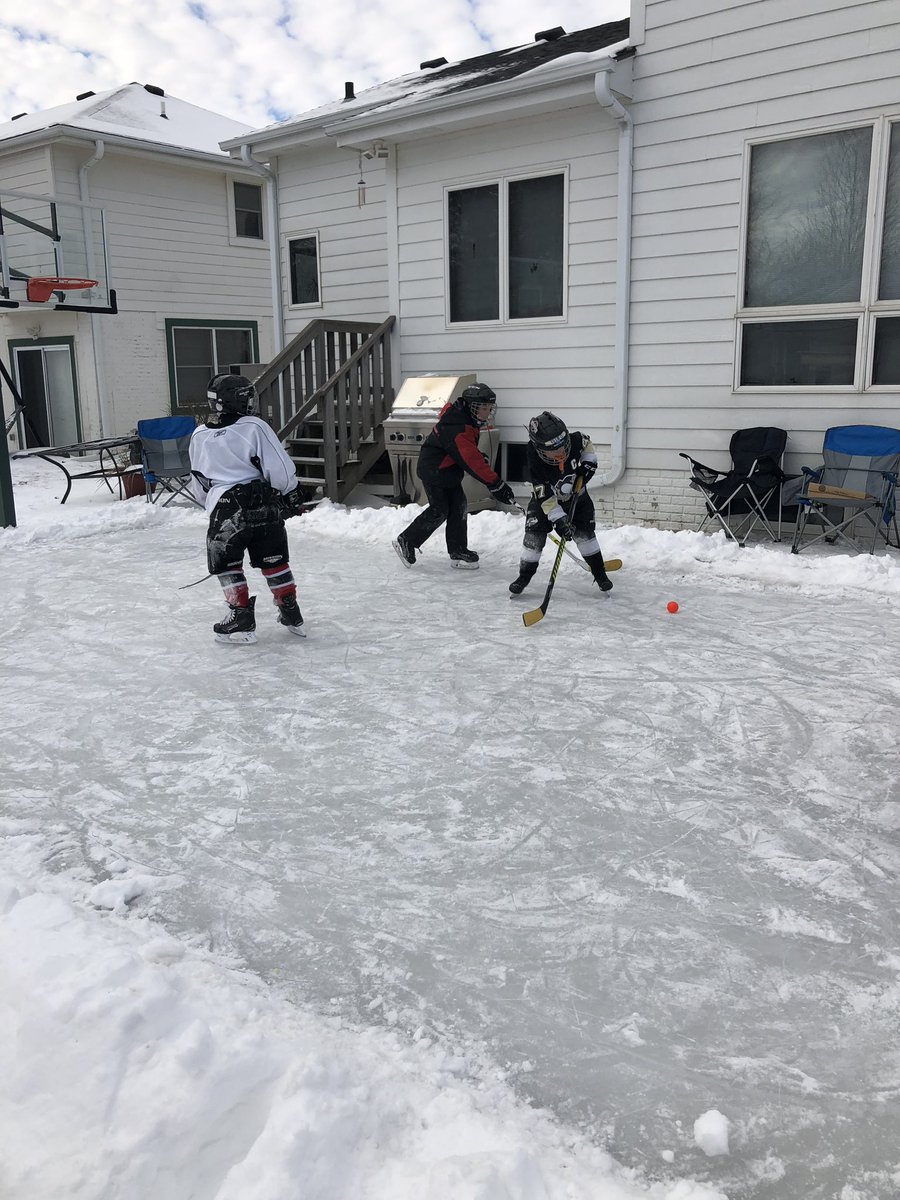 cyozzie's tweet photo. Great morning on the #ODR @TheBackyardRink @Outdoorrink #coldandfast https://t.co/NsiqJLWPch