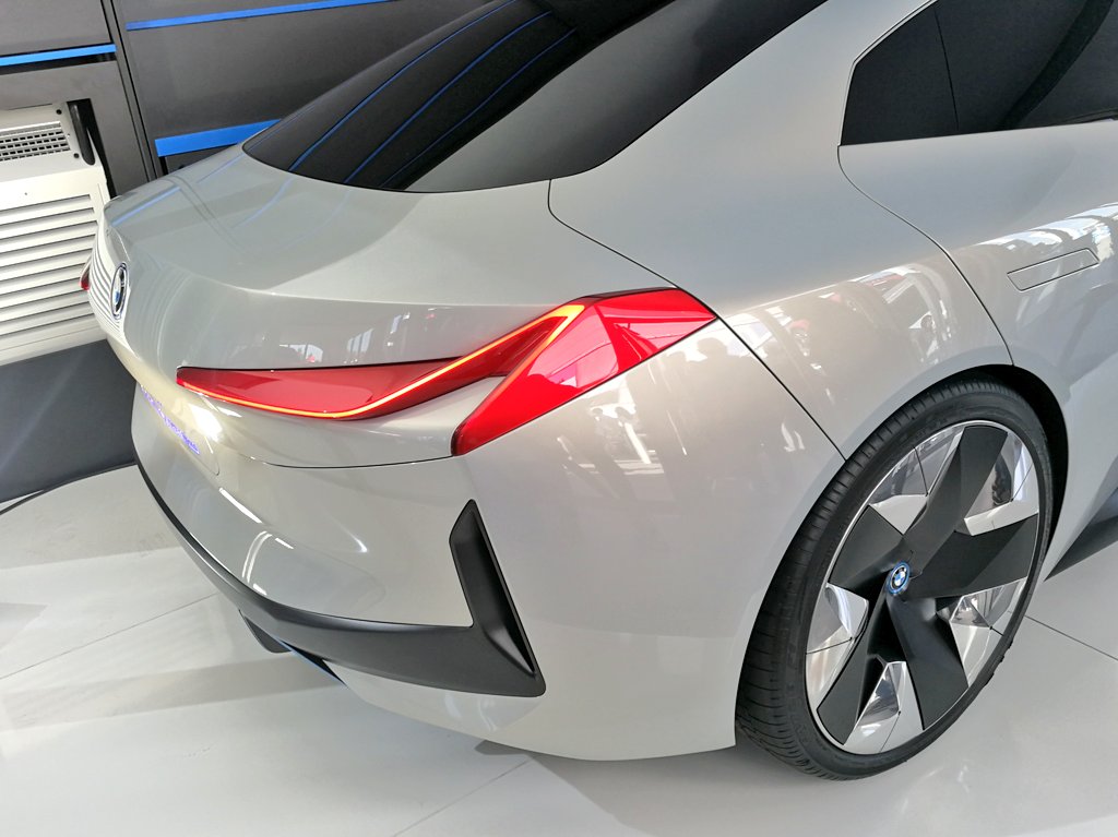 autodinamicomx's tweet photo. ¡En el contexto eléctrico del #MexicoCityEPrix @BMWMex nos mostró al #BMWi #VisionDynamics!
Este concepto se aterrizará en un auto de producción en 2021 y se colocará entre i3 e i8. Promete 600 km de autonomía, lujo/deportividad, 0-100km/h en 4s y conducción autónoma nivel 4. https://t.co/qo3gok7aRn
