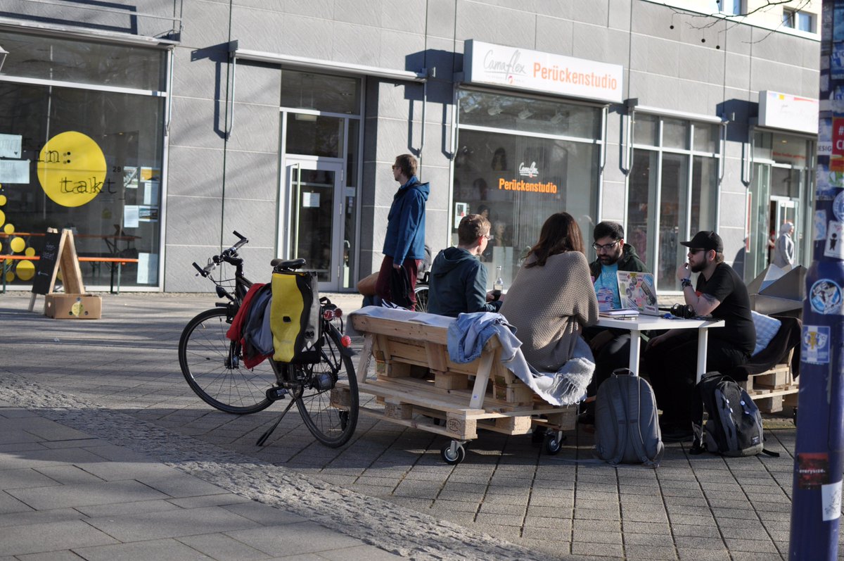 Thesen sammeln für den Magdeburger Wahl-O-Mat. Das MAGD-O-MAT-Team traf sich heute im in:takt zum Auf:takt.
Ein dickes Dankeschön an das @Intakt28-Team für die Location und das tolle Wetter. 😎