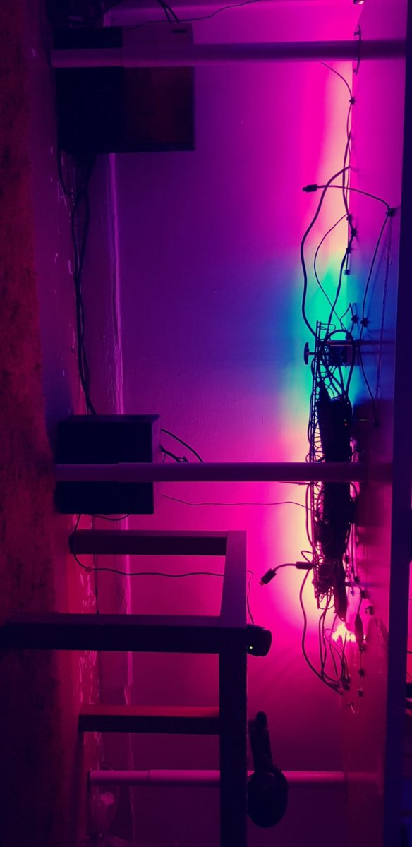 MelodicDesigns_'s tweet image. Best I could do for cable management, some cables just aren't long enough 😣 left cable hanging is charger, right cable is hdmi to switch inputs