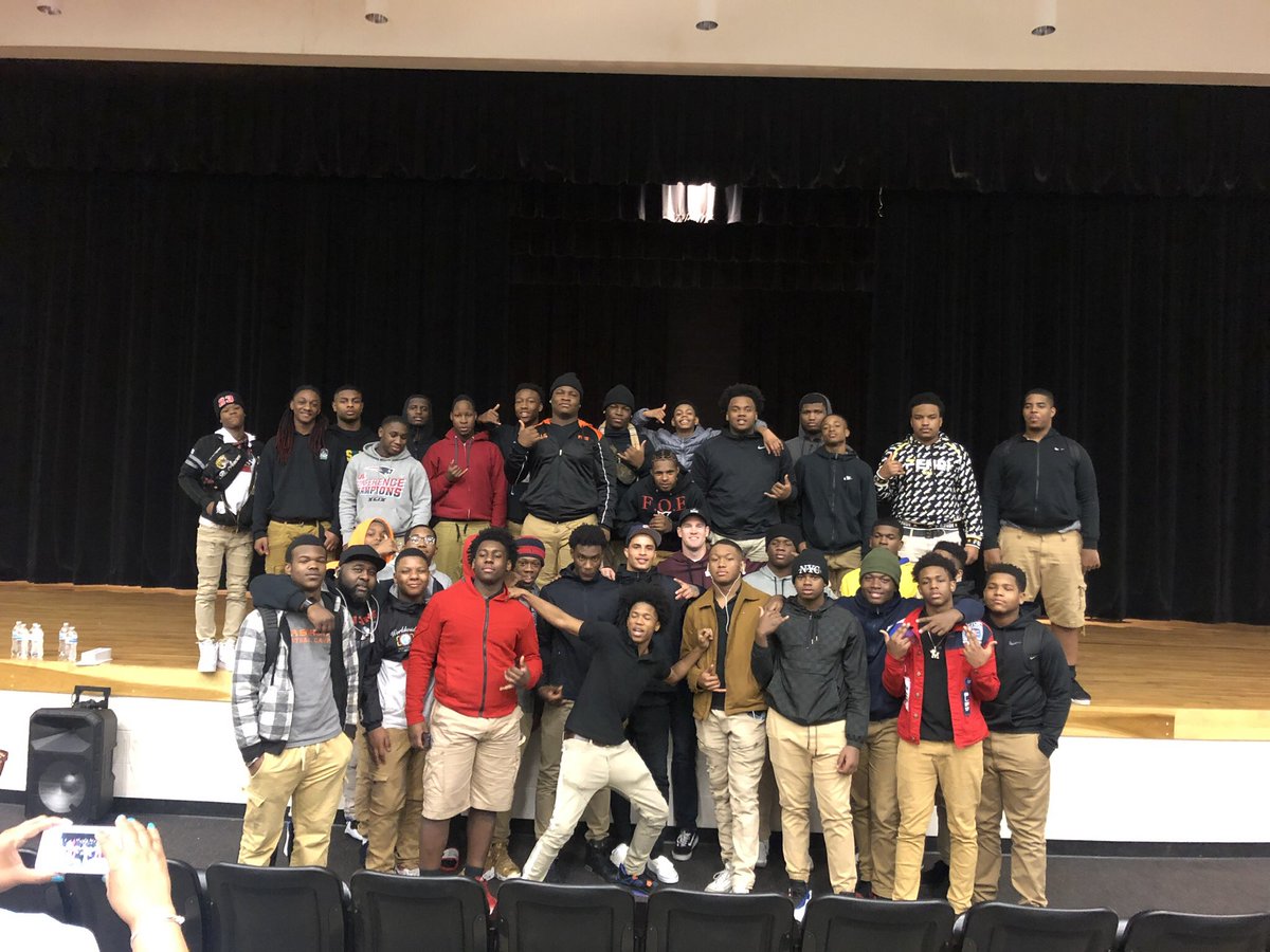 CoachMikeMosby's tweet photo. @KSTiLLS visited Raising The BAR Memphis earlier this week!! Great having you bro!! Here’s a few pics!! Our boys lives have been motivated even more by you spending time with them!! #MakeMovesThatCount https://t.co/R9ZCGbfNj0