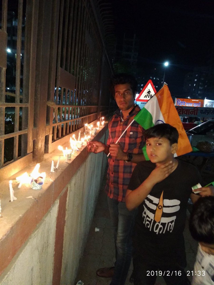 imratanpurohit_'s tweet photo. घर की देहरी पर एक दीपक शहीद के नाम....
#PulwamaAttack #IStandWithForces https://t.co/b9vh9geW4u
