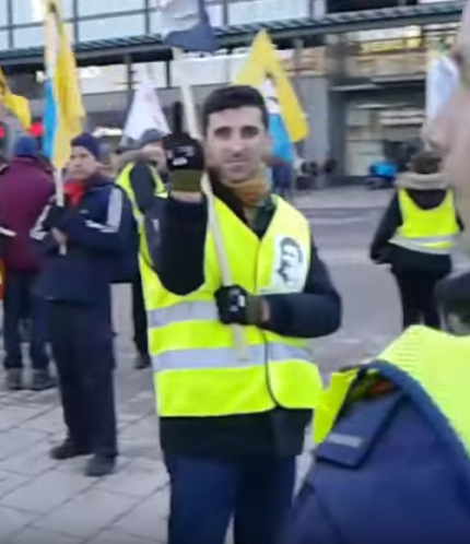 NuuniUnna's tweet photo. Agressiiviset #kurdit #hyökkäävät rauhallisen #suomalaisen kimppuun ja poliisit kopittavat #uhrin. Hieno suoritus jälleen polpolta.
https://t.co/ImKsD7nQw4
#yle #iltalehti #iltasanomat #hesari #mtvuutiset #polpo #kansanviholliset https://t.co/0ZwQpbpknB