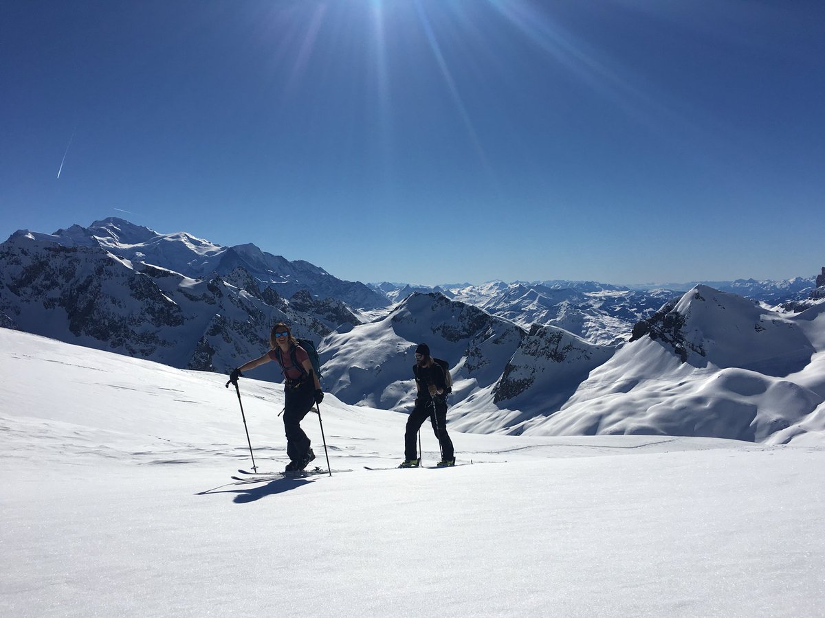 Bethahealey's tweet photo. #longwayup #touring #sunoclock #buet #notabadview https://t.co/9Z91DNb58C